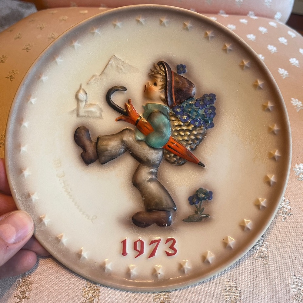 1973 Hummel collector plate “Globe Trotter”